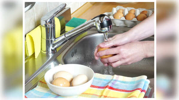 Why washing eggs is a bad practice?