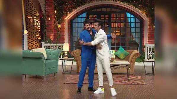 Kapil welcomes his guest Sonu Nigam