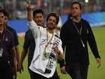 SRK gestures the crowd