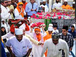 Offers prayers at Mahim dargah