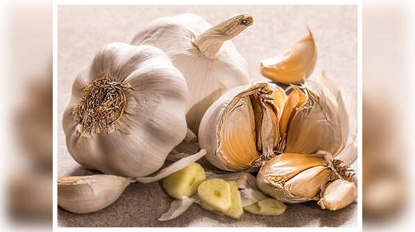 Peeling garlic