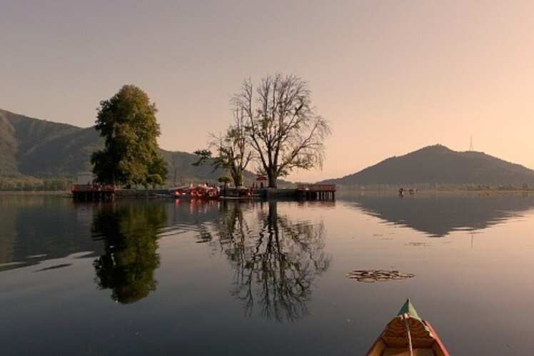 Dal Lake gets a Musical Fountain and Laser Show as an added attraction for tourists Dal Lake gets a Musical Fountain and Laser Show as an added attraction for tourists