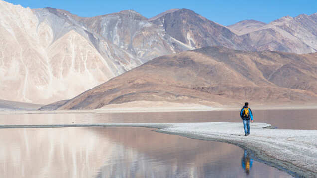 India gets its first ever ice caf&eacute; in Ladakh at 14000 ft
