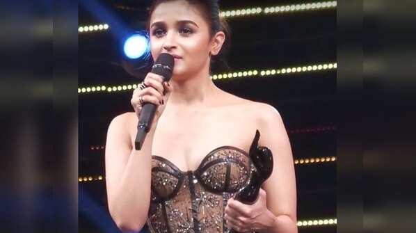 Alia Bhatt won the best actress award at 64th Vimal Elaichi Filmfare Awards for her role in 'Raazi'