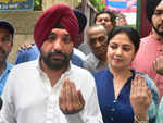 ​Congress candidate Arvinder Singh Lovely votes