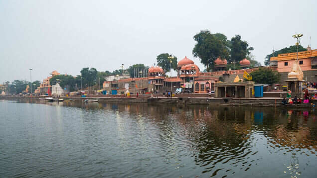How to reach Mahakaleshwar Temple to seek Lord Shiva&rsquo;s blessings?
