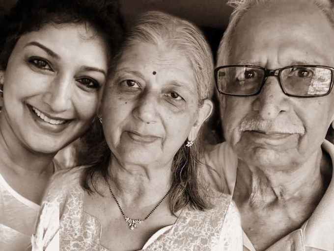 ​Sonali Bendre wishes her mom and dad on their anniversary with a beautiful picture