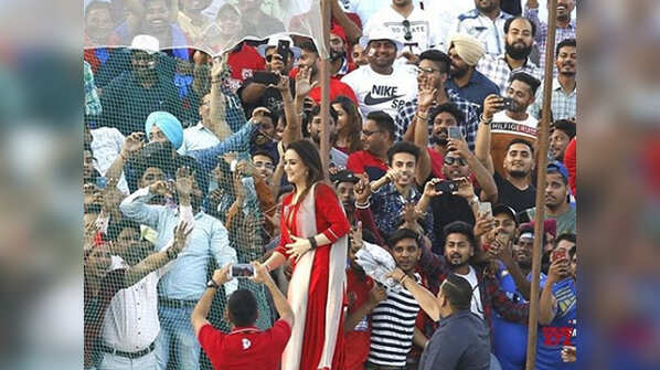 Preity G Zinta catches cricket fever, shares fun throwback picture