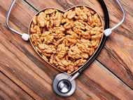 How much nuts you should eat daily to reduce blood pressure