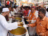 Hauz Qazi: Muslims welcome Shobha Yatra with food and flower petals