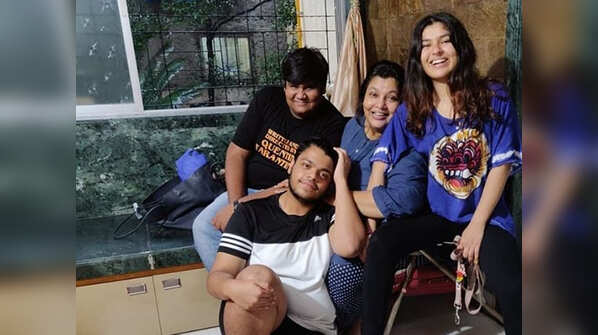 Taarak Mehta...'s former Sonu aka Nidhi Bhanushali reunites with co-stars Ambika Ranjankar and Kush Shah