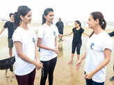 Independence Day Special: Beauty queens cleanup Juhu beach