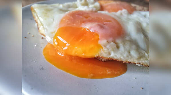 What gives the yolk it’s colour