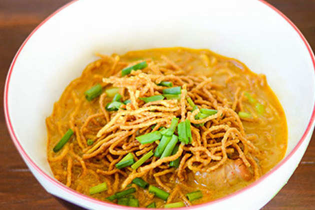 Thai-coconut-soup-with-fried-noodles