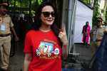 Preity looks pretty at a polling booth