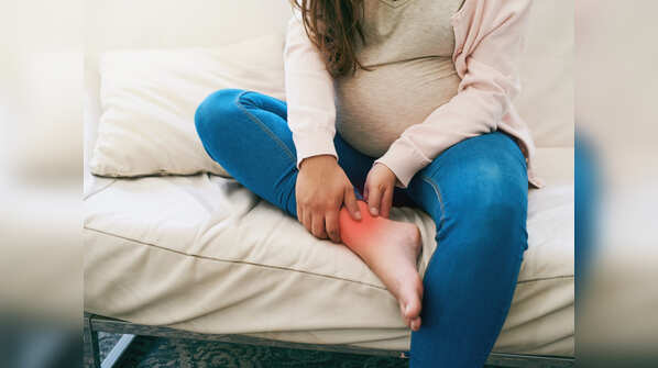 Easy tips to reduce swelling in the feet during pregnancy