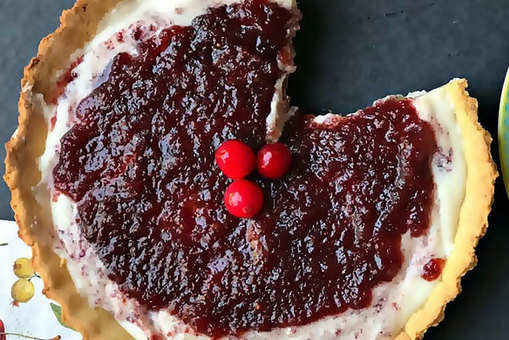 Boozy Cranberry Cheesecake Pie