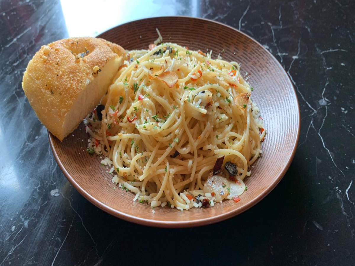 Linguine Aglio e Olio - Easy Weeknight Pasta - Sip and Feast