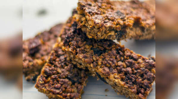 Almond butter muesli bar