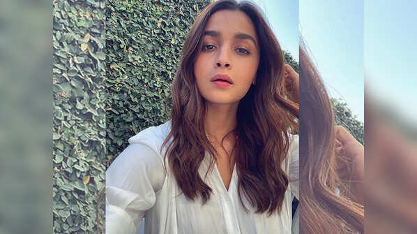 Alia Bhatt looks all radiant in her latest selfie as she vacays in LA with friends