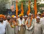 550th Gurpurab: Muslims give floral welcome to Sikh procession