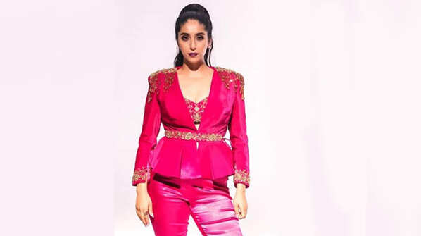 Neha Bhasin comes out in Sona's support