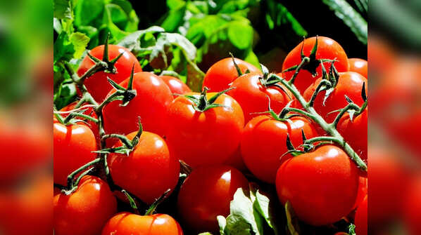 Tomato price in Karachi hits Rs 400 per kg, forces a bride to wear them as jewellery.jpg