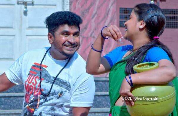 Naane Raja Movie Review {2.5/5}: Critic Review of Naane Raja by Times ...