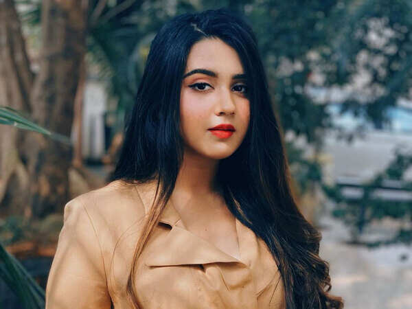 Roshni Walia Pictures