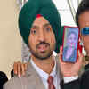 Article image for: <i class="tbold">good newwz</i>: Akshay Kumar poses with Kareena Kapoor's photo as she misses film's promotion