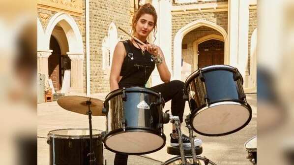 Dhvani Bhanushali's 'Vaaste'