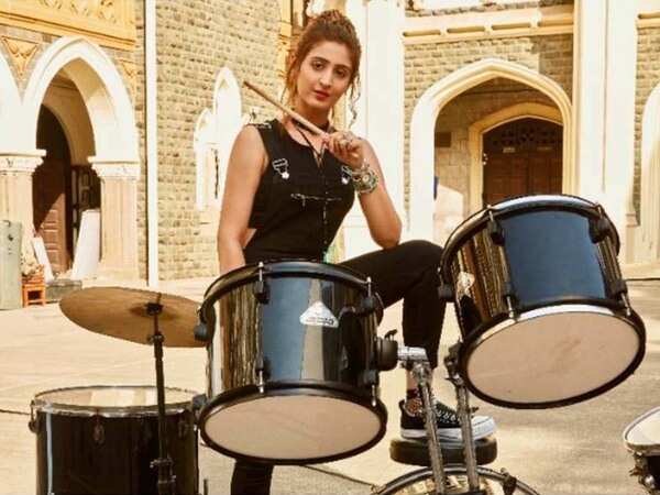 Dhvani Bhanushali Photos