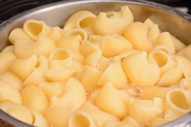 Boiling macaroni