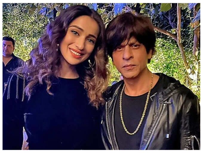 South actress Raai Laxmi is an ultimate fan girl as she poses with Bollywood’s Baadshah Shah Rukh Khan