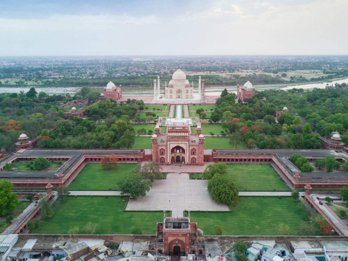 Monica Aubergine Ni Agra police puts up posters, asking tourists to not use drones near Taj  Mahal | Times of India Travel