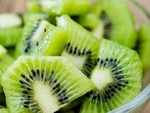 Tomato and Kiwi Face Pack