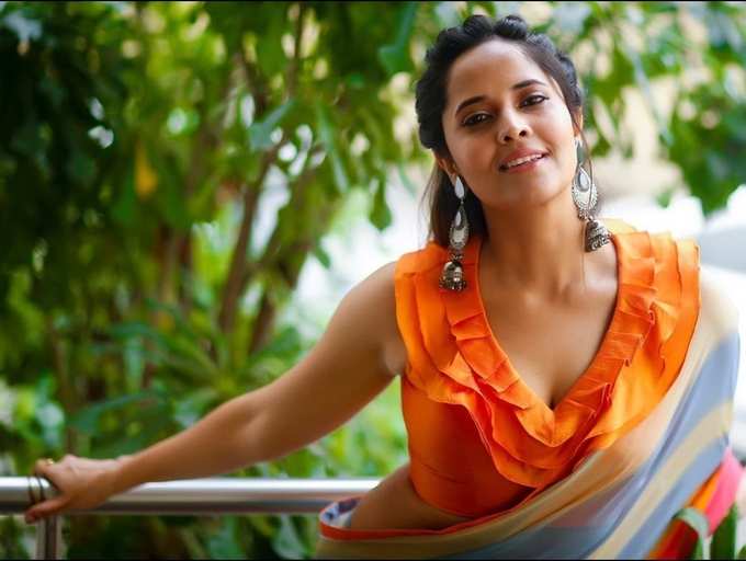 Gorgeous Alert! Anasuya Bharadwaj's postures in a saree will leave you  gasping for breath | The Times of India