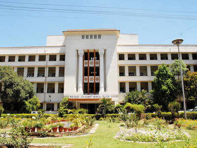 BJ medical college serves notices to 1,318 docs for shunning bonds