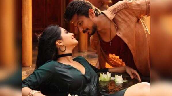 Yembutu Irukkuthu Aasai from 'Saravanan Irukka Bayamaen'