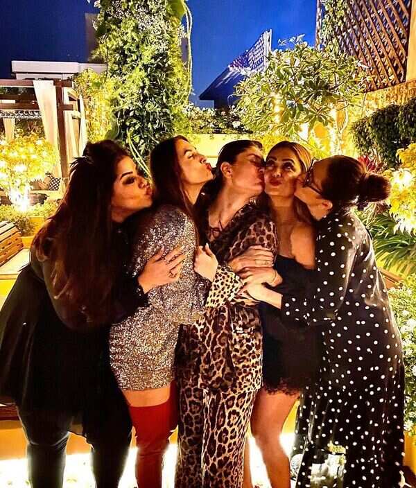 THIS photo of Kareena Kapoor Khan with Malaika Arora, Karisma Kapoor and Amrita Arora is all about friendship goals! | Hindi Movie News - The Times of India
