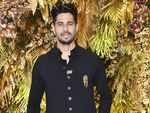 Sidharth Malhotra rocks in an all-black outfit