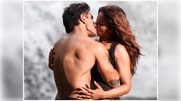 Bipasha Basu- Karan Singh Grover in 'Alone'
