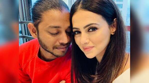 Sana accuses him of being a compulsive cheater and a liar