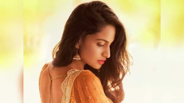 Deepthi Mohan to cuddle with boyfriend