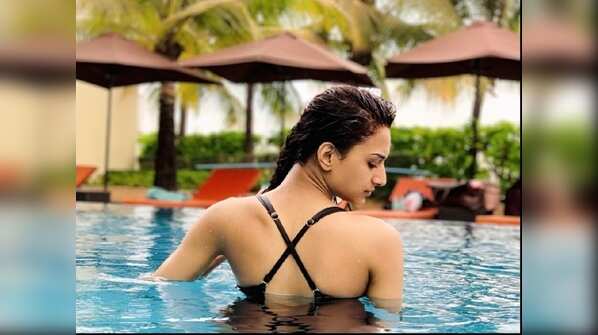 Erica Fernandes looks like a mermaid in backless black monokini