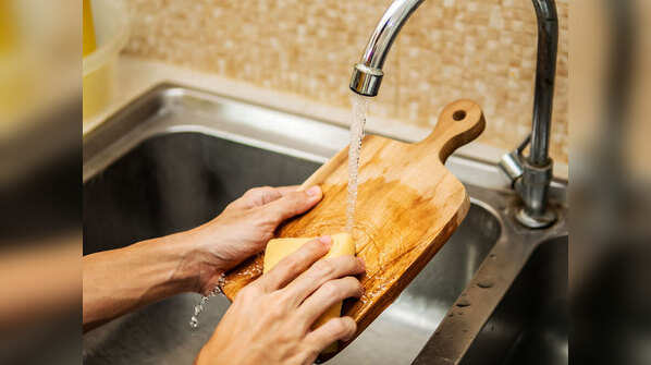 Use of clean chopping board