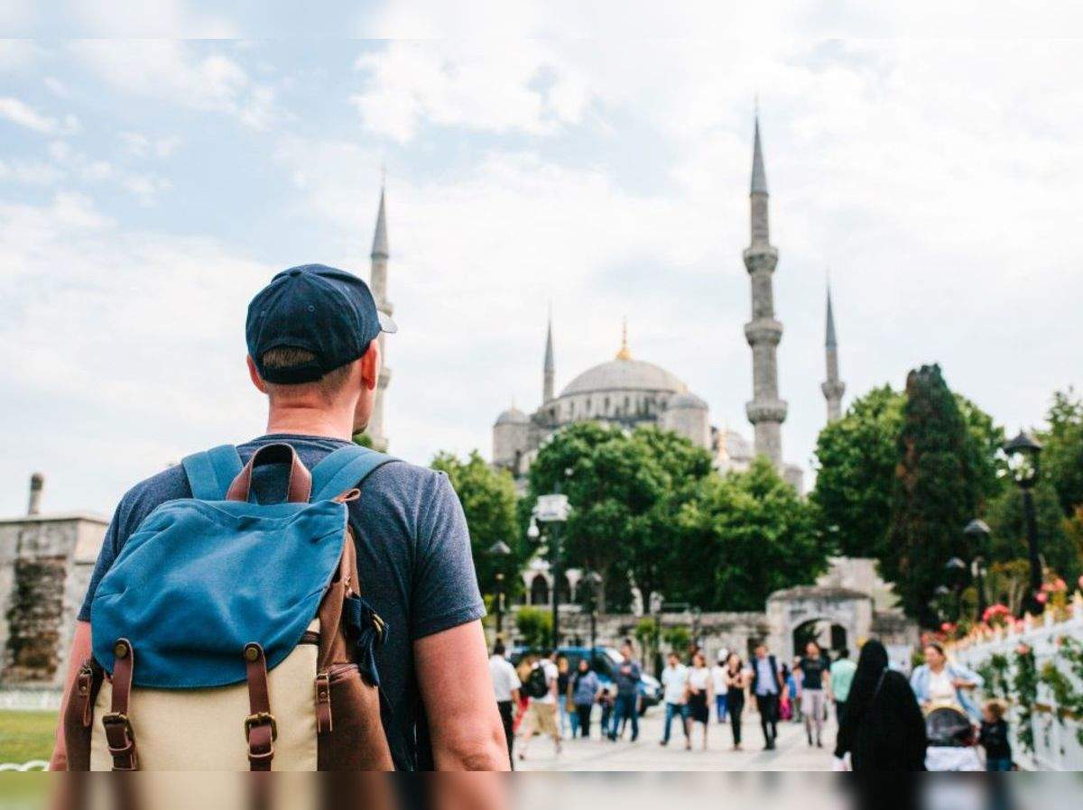 Стамбул гайс 0.65. Турция мечети и люди. Туристы в Турции. Стамбул туристы. Человек на фоне мечети.