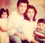 Rishi Kapoor poses with wife Neetu Singh, daughter Riddhima and son Ranbir for a picture