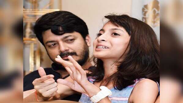 Jisshu pampering his two daughters