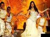 World Cup 2011: B'wood performs
